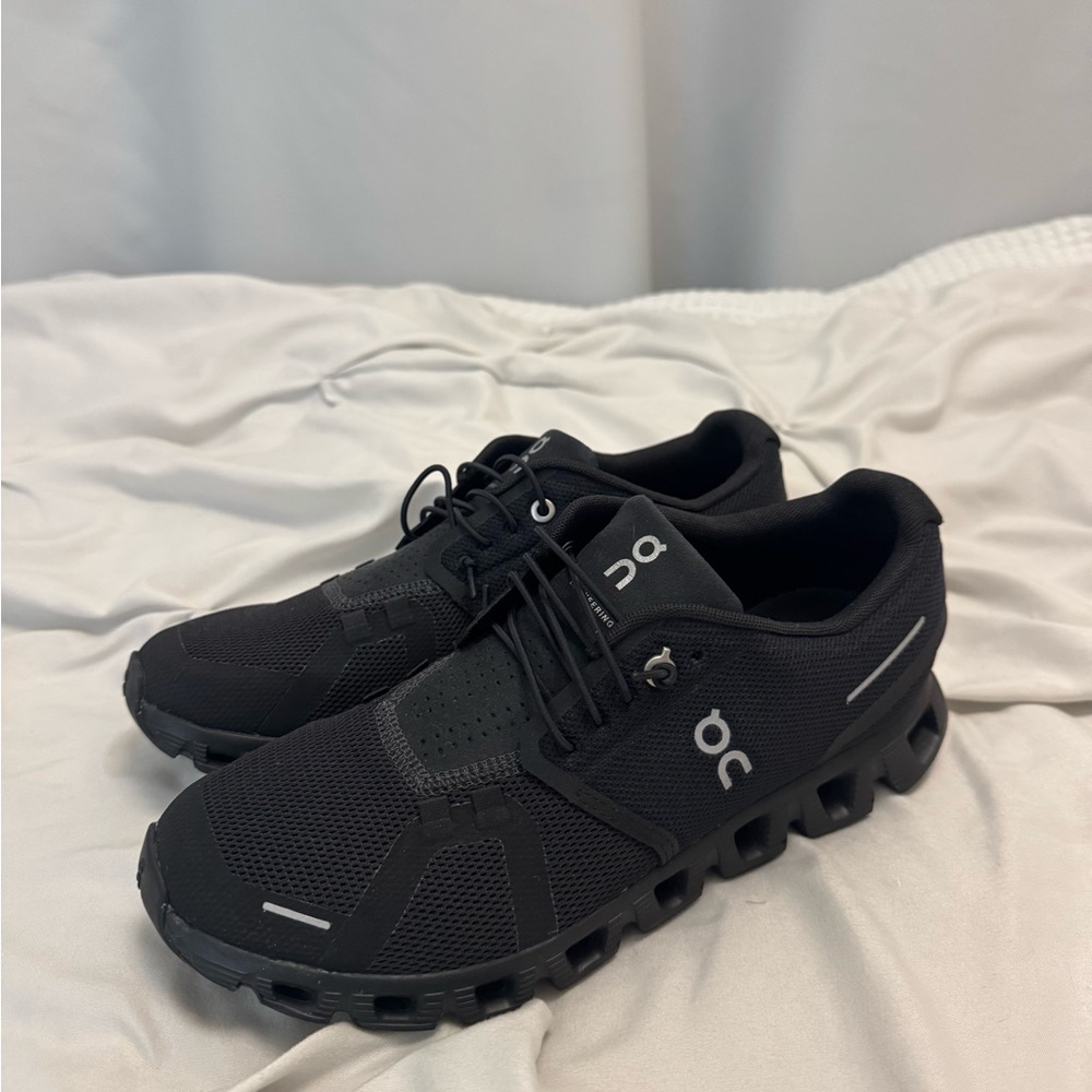 ONCLOUD WOMENS BLACK RUNNING SNEAKERS